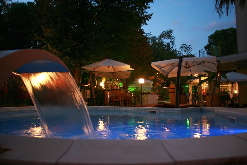 Hotel Bengasi Rímini Exterior foto