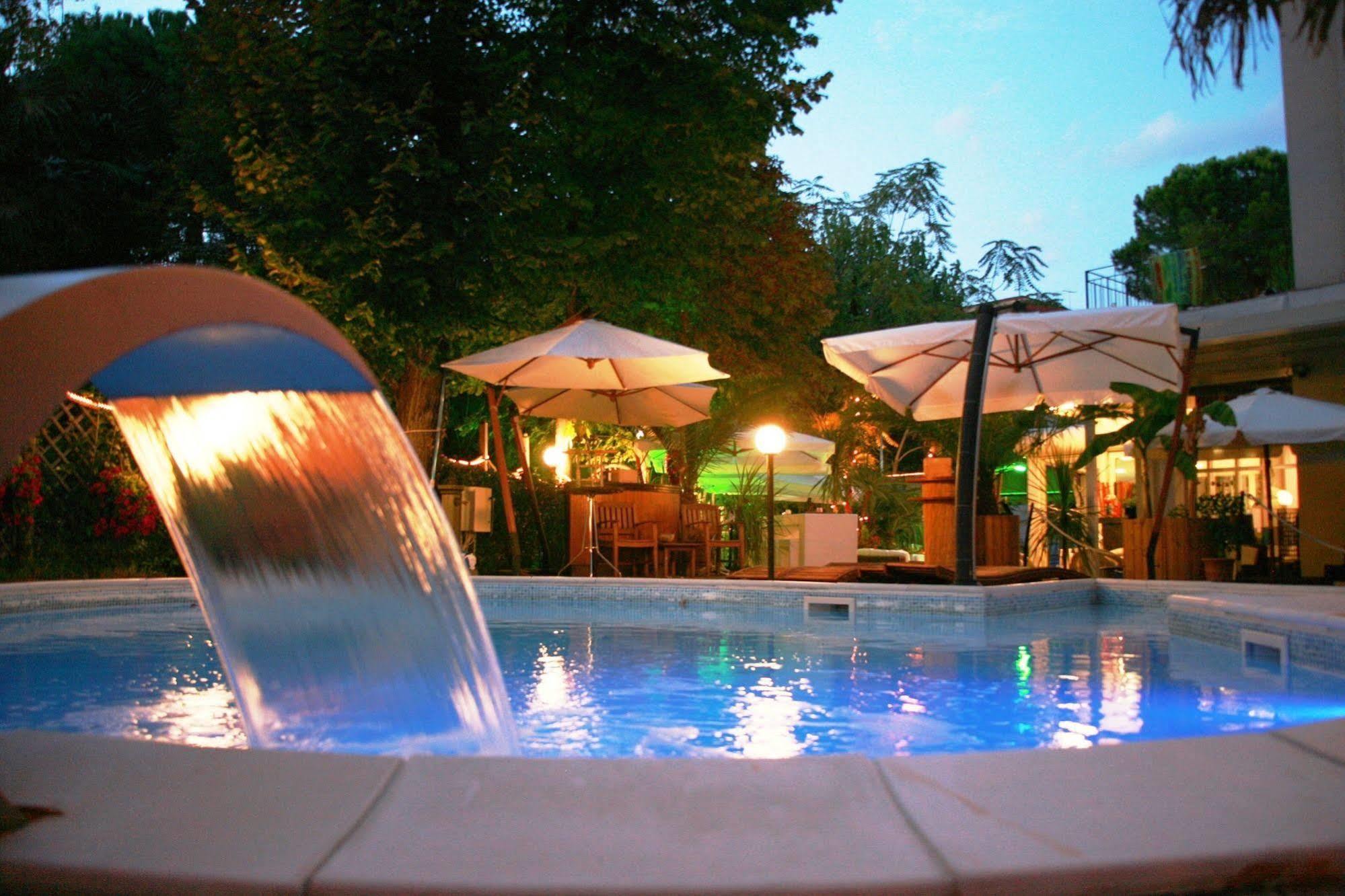 Hotel Bengasi Rímini Exterior foto